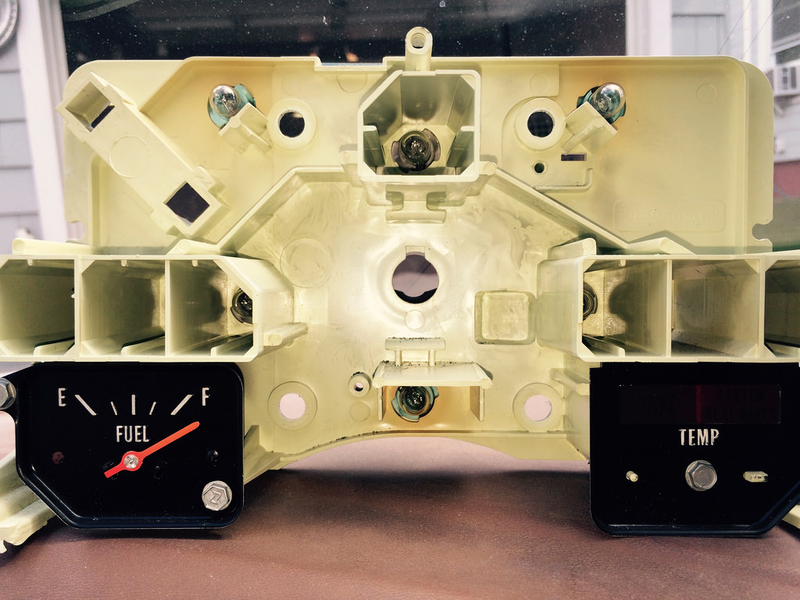 Illustration for article titled Here's what is behind the speedometer in an old car...